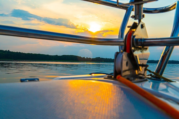 Фото Парусная лодка на море человек на красивом золотом закате