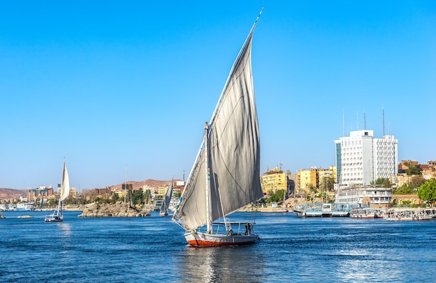 アスワンの晴れた夏の日のセーリングボート旅行