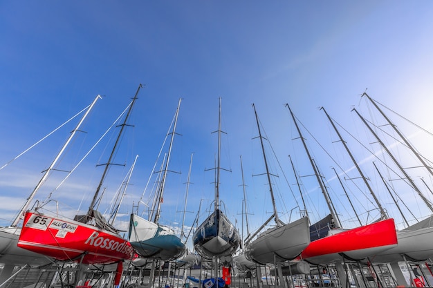 Barche a vela pronte per essere varate dopo il rimessaggio invernale.