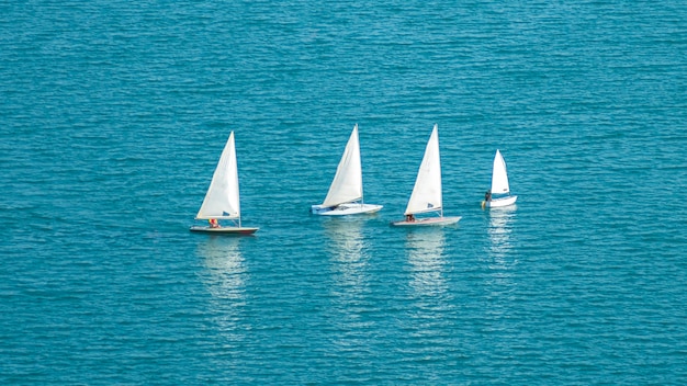 海のヨットの帆船