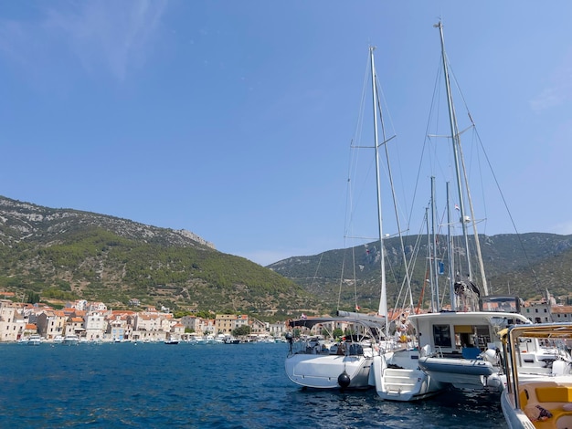 クロアチアのヴィス島の海岸の帆船