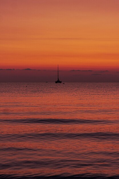 Foto navigare verso l'alba