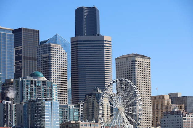 Foto navigando sul lago vicino al centro di seattle