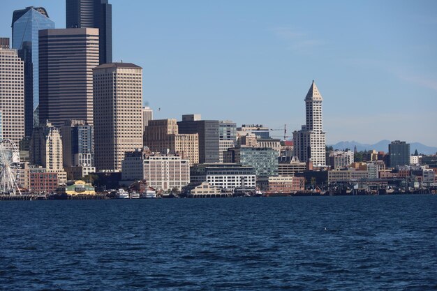 Navigando sul lago vicino al centro di seattle