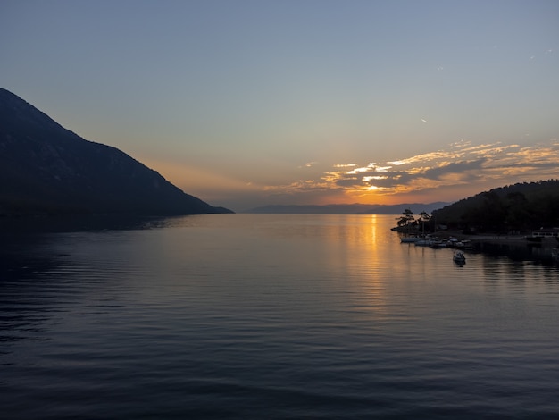 Porto di navigazione durante l'alba sul golfo akbuk