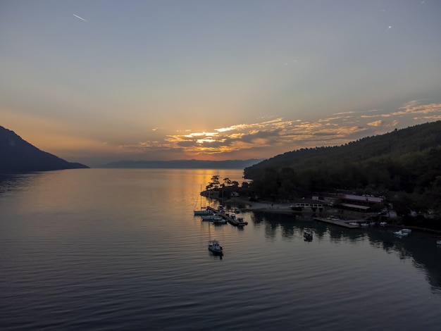 Porto di navigazione durante l'alba sul golfo akbuk