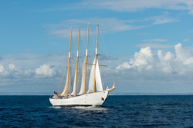 Nave a vela con quattro vele bianche