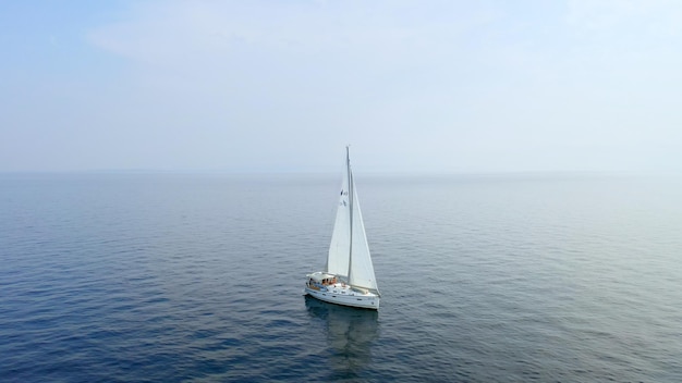 海を航海するヨット美しい空中ドローン撮影
