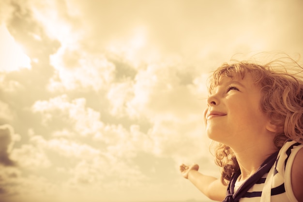 Photo sailor kid looking ahead against summer sky