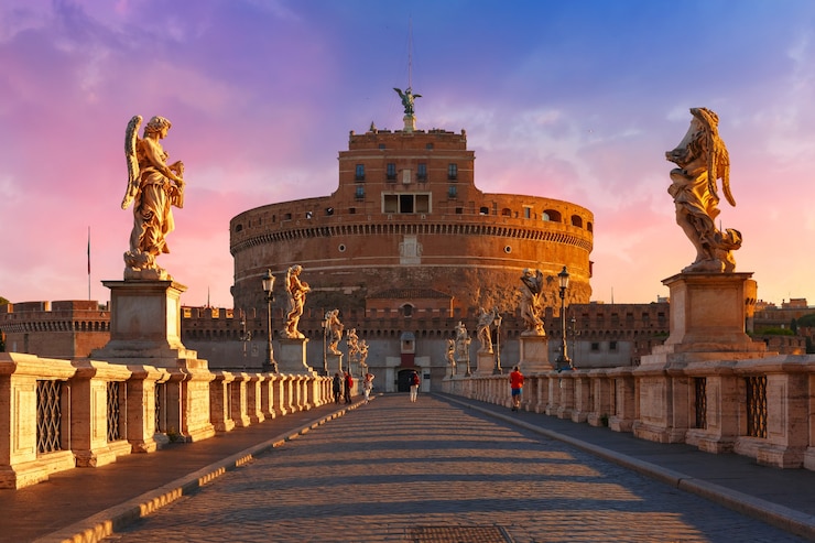 Foto saint angel kasteel en brug bij zonsopgang rome, italië.