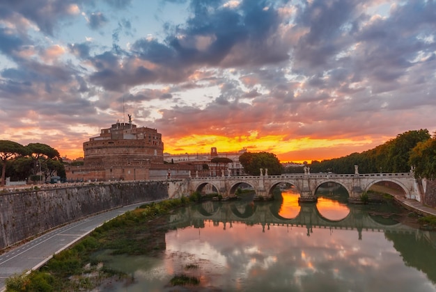 Saint Angel kasteel en brug bij zonsopgang Rome