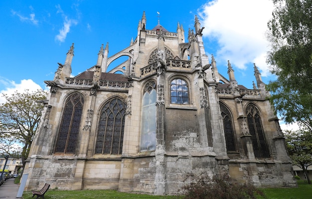 La chiesa di saint etienne rappresenta una transizione armoniosa dallo stile romanico al gotico fiammeggiante beauvais france