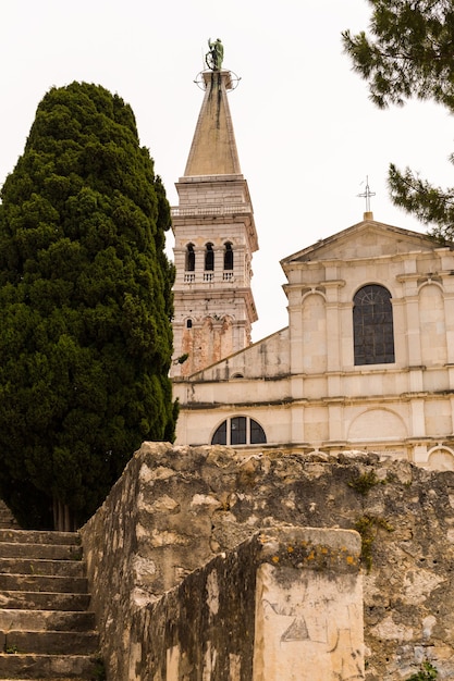 Photo saint euphemia church in the city of rovinj, croatia.