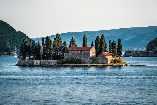 Saint Georg eiland in Kotor bij zonsondergang. Montenegro