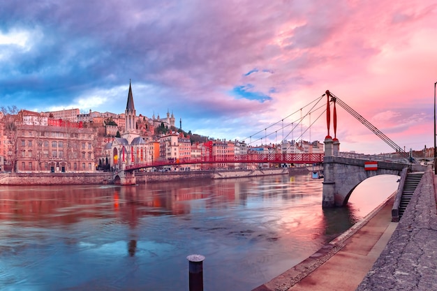 Saint Georges-kerk en voetgangersbrug over de rivier de Saone, oude stad met de kathedraal van Fourviere bij prachtige zonsondergang in Lyon, Frankrijk