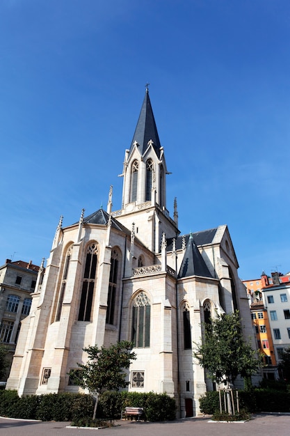 Saint-Georges kerk in de stad Lyon en de blauwe hemel