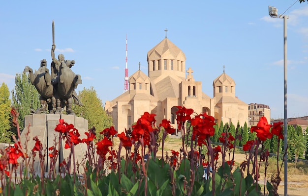 セントグレゴリーイルミネーター大聖堂とアルメニア軍司令官アンドラニクアルメニアの像