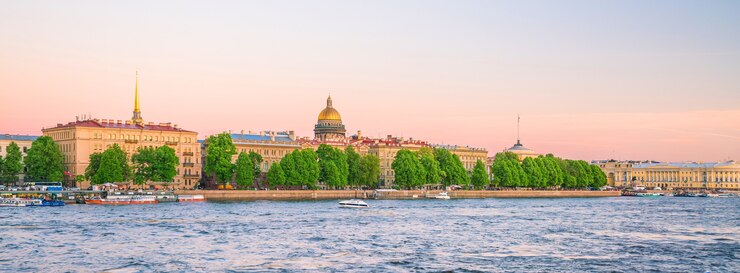 Исаакиевский собор через реку Мойку в Санкт-Петербурге, Россия