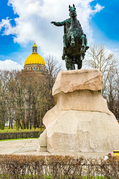 Photo saint isaac's cathedral ð°nd a monument to peter i (the great). saint petersburg. russia.