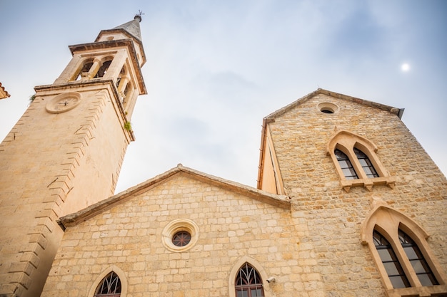 Foto chiesa di sant'ivan nel centro storico di budvas montenegro