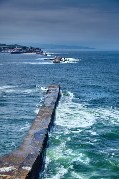 Saint Jean de Luz Frankrijk Baskenland Oceaangolven die over de dam breken