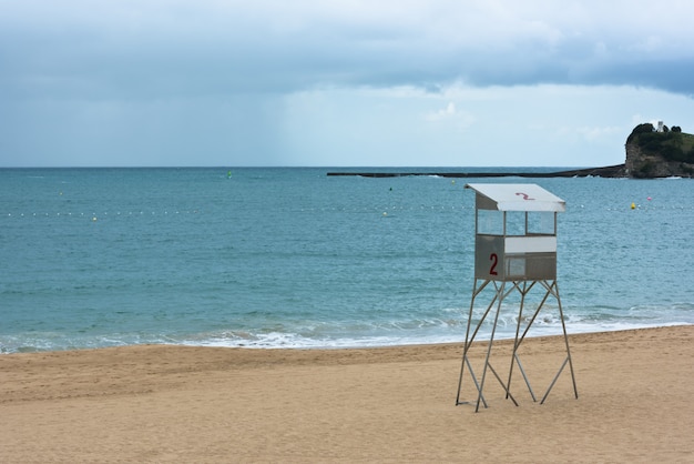 프랑스 Saint-Jean-de-Luz 모래 해변. 비가 오는 날씨