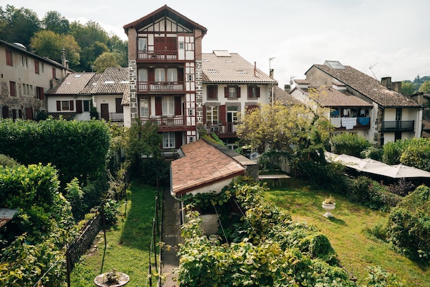 Photo saint jean pied de port is the traditional starting point for the camino de santiago, france, unesco - dec, 2021. high quality photo