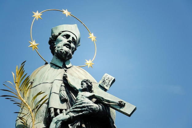 Foto statua di san giovanni nepomuceno ponte carlo praga repubblica ceca