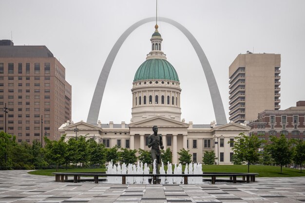 Arco di saint louis missouri usa nuvoloso giorno di primavera