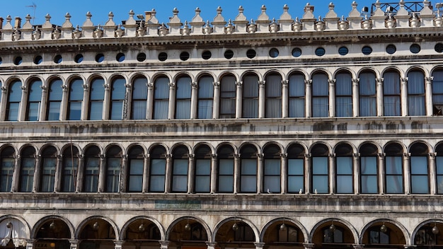 イタリア、ベニスのサンマルコ寺院。イタリア、ベニスのサンマルコ寺院の建築の詳細。聖マルコの黄金のライオン、セレニッシマヴェネツィア共和国のシンボル。