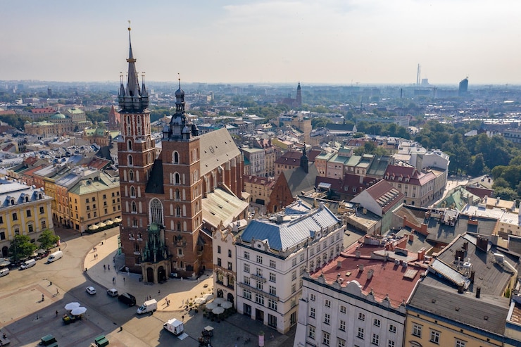 Фотография базилика святой марии в кракове kosciol mariacki польша кирпичная готическая церковь на главном рынке
