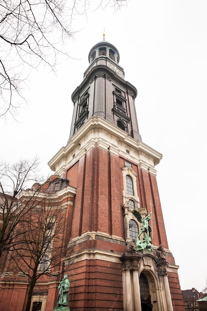 Photo saint michael church in hamburg in a cold rainy day of early spring