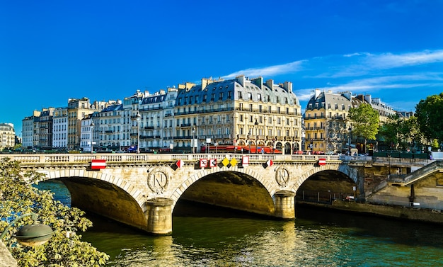 Мост сен-мишель через реку сену в париже франция