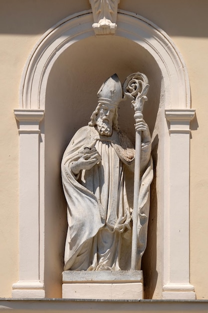 Photo saint nicholas statue on the parish church of saint nicholas in cakovec croatia