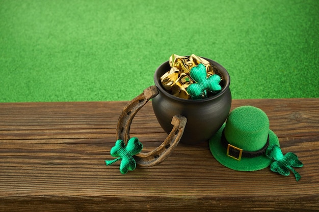 Saint patrick's day pot vol goud groene hoed en klaver