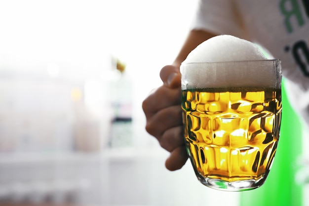 Saint Patrick's Day-vakantie Nationale Ierse feestdag Een mok gouden bier aan de bar