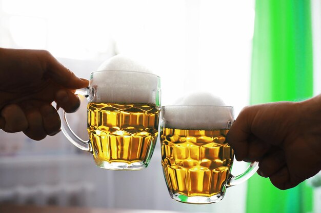 Saint Patrick's Day-vakantie Nationale Ierse feestdag Een mok gouden bier aan de bar