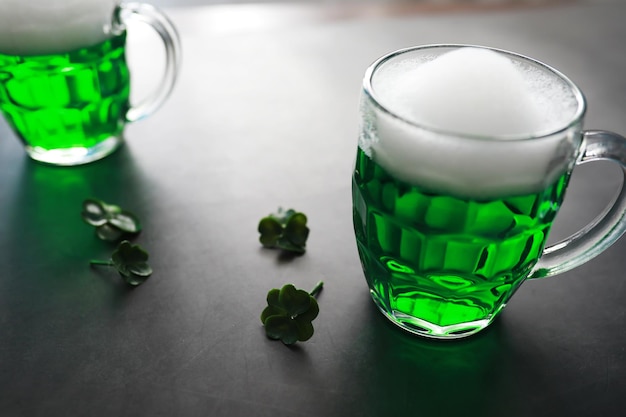 Saint Patrick's Day vakantie Nationale Ierse feestdag Groen bier Hand met een mok smaragdgroen bier in een bar