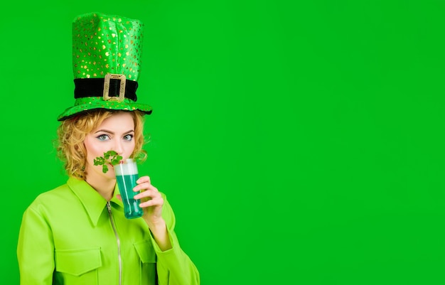 Saint patricks dag groene hoge hoed st patricks dag vrouw in hoge hoed drink groen bier kabouter groen