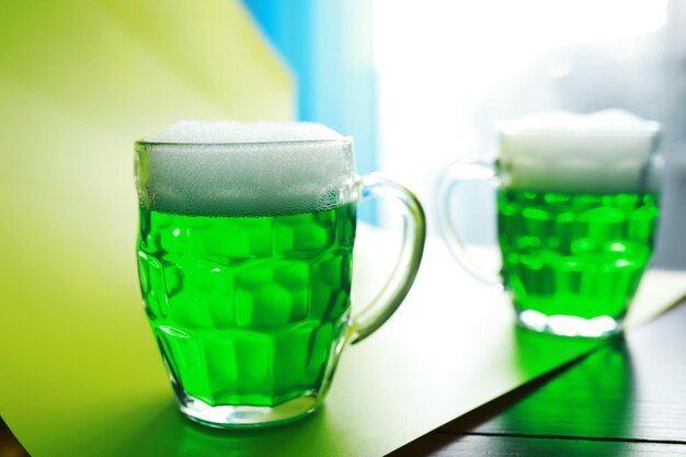 Saint Patricks Day-vakantie Nationale Ierse feestdag Groen bier Hand met een mok smaragdgroen bier in een bar