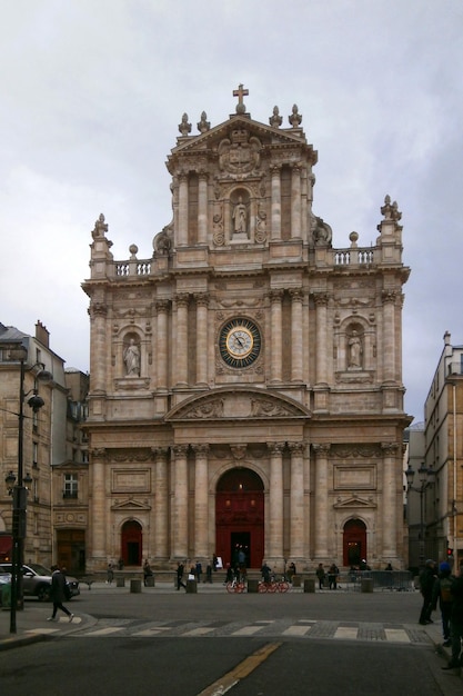 Saint Paul Saint Louis is een kerk aan de rue Saint Antoine in de wijk Marais in Parijs