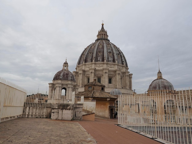 Foto basilica di san pietro roma vista dal dettaglio della cupola sul tetto