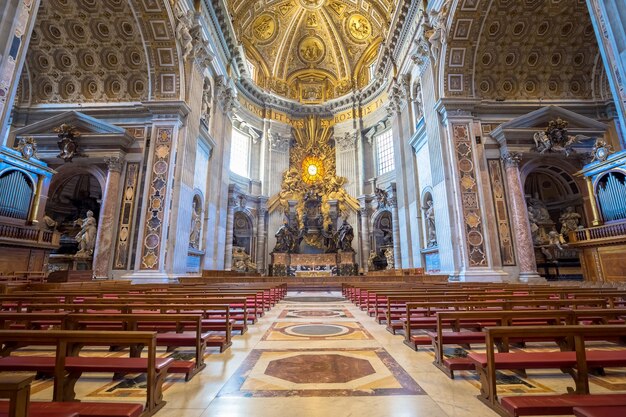 Базилика Святого Петра, Ватикан в Риме: интерьер с деталями купольных украшений