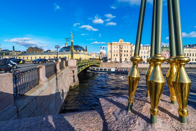 サンクトペテルブルク、フォンタンカ川に架かるパンテレイモノフスキー橋は、金色の彫刻や提灯で飾られています。