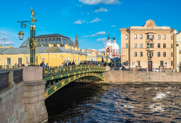 サンクトペテルブルク、フォンタンカ川に架かるパンテレイモノフスキー橋は、金色の彫刻や提灯で飾られています。
