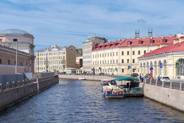 Санкт-Петербург, Россия, 12 июля 2023 г. улицы и каналы Санкт-Петербурга с речными трамваями.