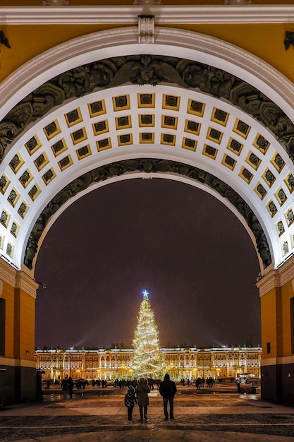 Foto san pietroburgo russia albero di capodanno nella piazza principale di san pietroburgo dvortsovaya ploshad