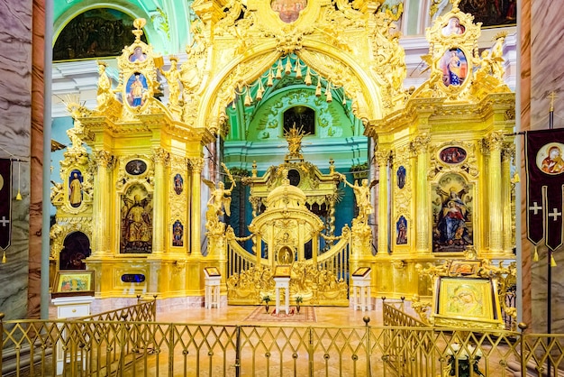 Photo saint petersburg, russia - november 05, 2019: peter and paul fortress inside, the tombs of the russian tsars. saint petersburg.