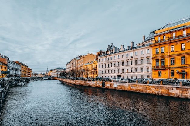 サンクトペテルブルク、ロシア-2019年11月6日：運河Gribobedov。サンクトペテルブルクのアーバンビュー。ロシア。