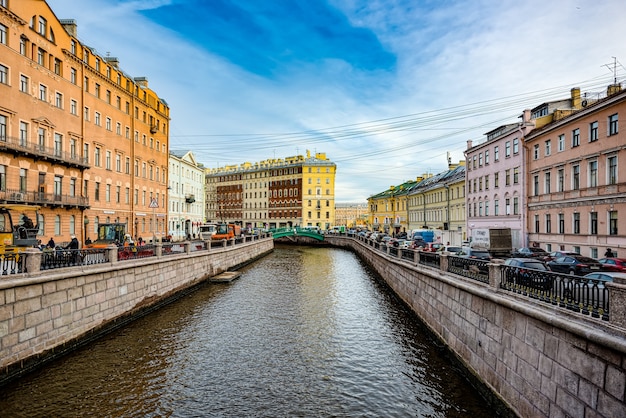 サンクトペテルブルク、ロシア-2019年11月6日：運河Gribobedov。サンクトペテルブルクのアーバンビュー。ロシア。